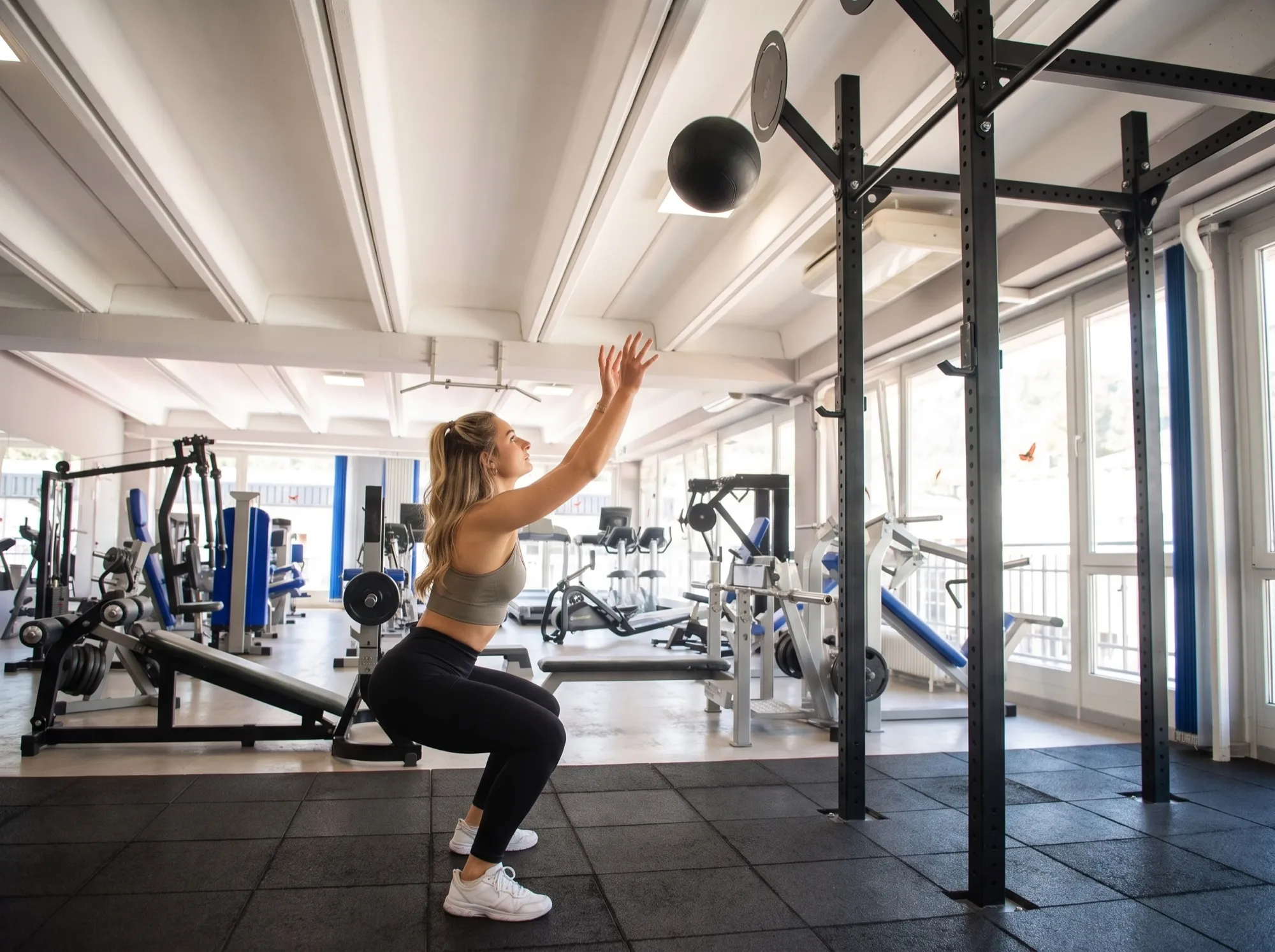 Frau wirft einen Wall Ball an die Zielscheibe